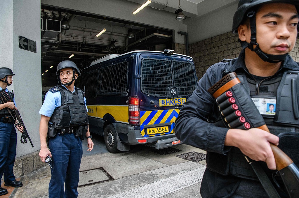 Polisi bersiaga di luar gedung pengadilan Hong Kong, 12 Desember 2017, tempat berlangsungnya sidang Rurik Jutting. (Foto: AFP/ANTHONY WALLACE)