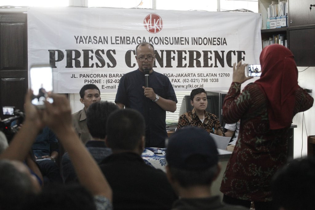 Ketua Pengurus Harian YLKI Tulus Abadi memberikan keterangan pers terkait Aturan Biaya Isi Ulang Uang Elektronik di Kantor YLKI, Jakarta. (Foto: MI/Arya Manggala)