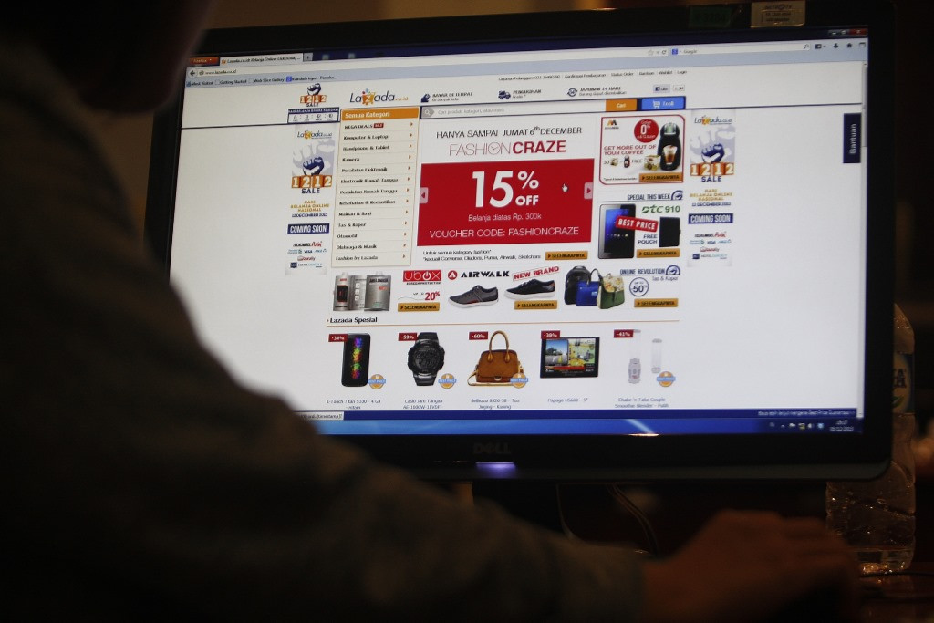 Seorang pengguna internet melihat situs belanja online lazada.com di Jakarta, Kamis (5/12). (Foto: MI/Rommy Pujianto)