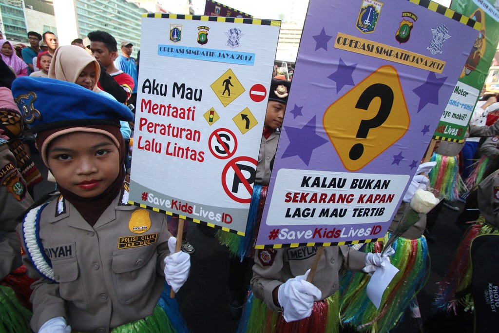 Sejumlah polisi cilik melakukan kampanye keselamatan berkendara di Bundaran Hotel Indonesia, Jakarta. (Foto: ANTARA/Rivan Awal Lingga)