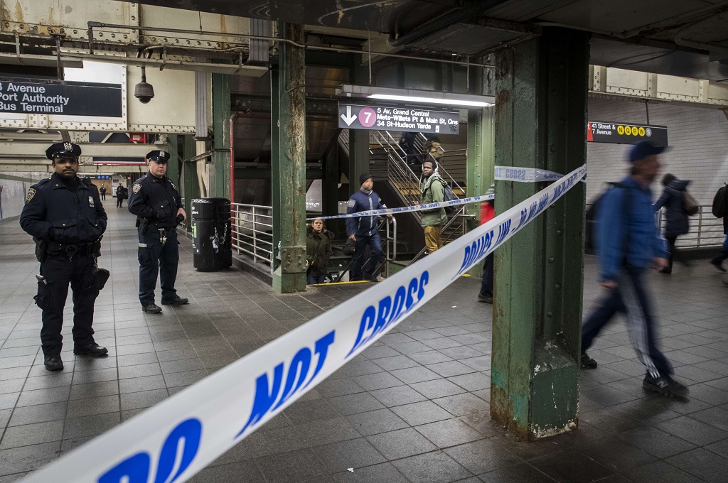 Polisi menjaga lokasi ledakan bom pipa di penghubung stasiun kereta ke terminal bus Port Authority di New York, AS, 11 Desember 2017 (Foto: AFP/Drew Angerer).