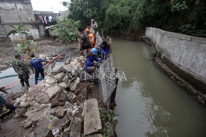 Tanggul Jebol Kali Pulo di Jatipadang  Diperbaiki