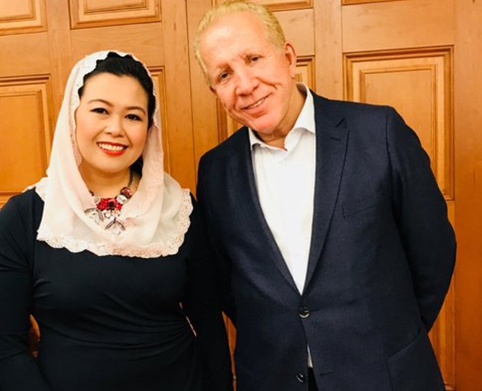 Yenny Wahid berpose dengan Deputi Perdana Menteri merangkap Menteri Luar Negeri Kosovo, Behgjet Pacolli. Foto-foto: Akun Twitter @yennywahid