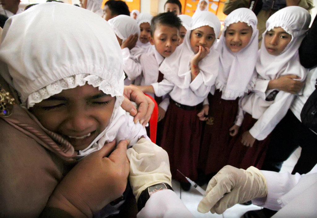 Siswa menjalani suntik imunisasi saat pelaksanaan Bulan Imunisasi Anak Sekolah (BIAS). Foto: ANTARA/Rahmad