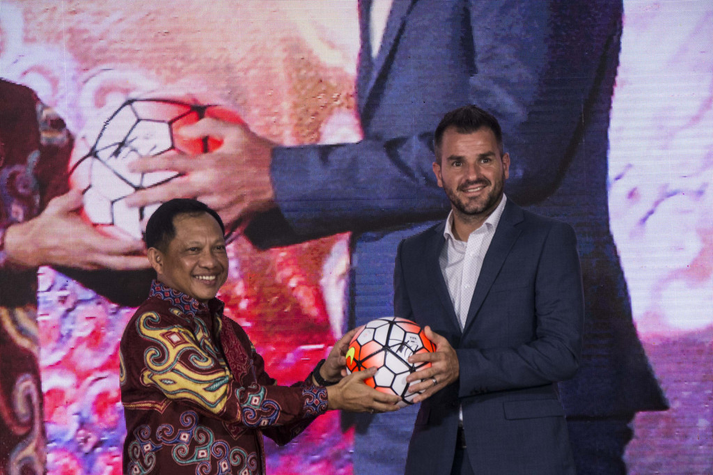 Pelatih Bhayangkara FC Simon McMenemy (kanan) bersama Kapolri Jenderal Polisi Tito Karnavian-Antara/Aprilio Akbar