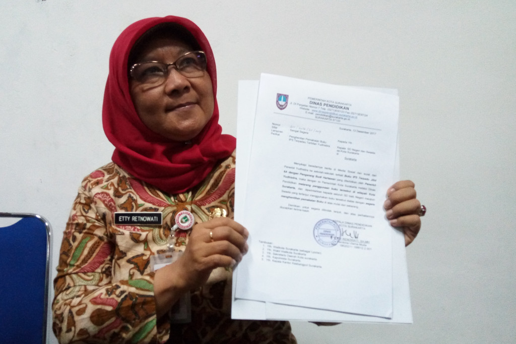 Kepala Dinas Pendidikan Etty Retnowati menunjukkan surat edaran pada kepala sekolah SD negeri dan swasta di Solo. Foto: Medcom.id/Pythag Kurniati