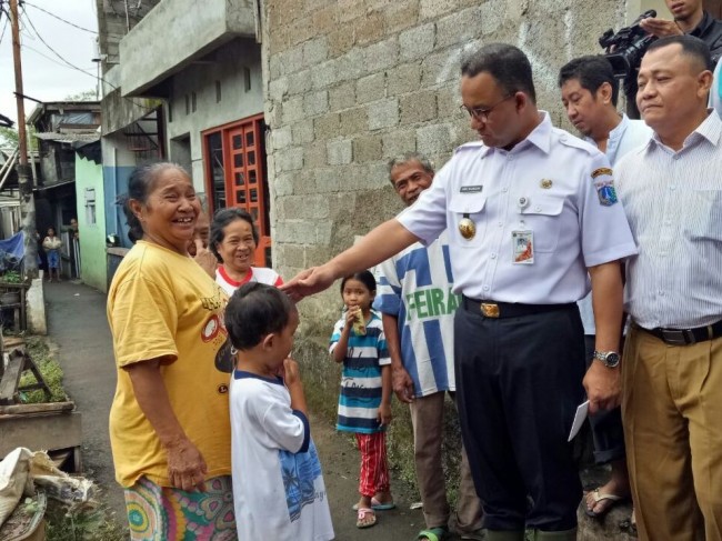 Anies Beri 'Uang Sayur' ke Warga Jatipadang