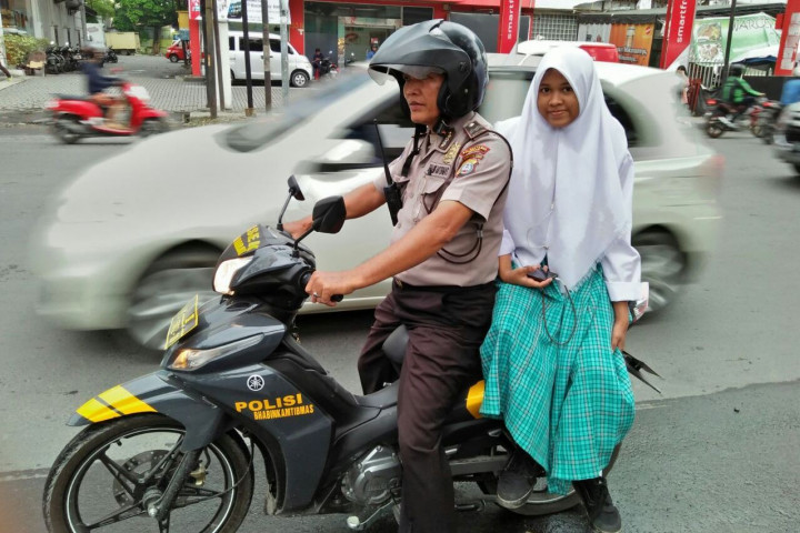 Polisi Antar Warga Terdampak Mogok Angkot di Medan