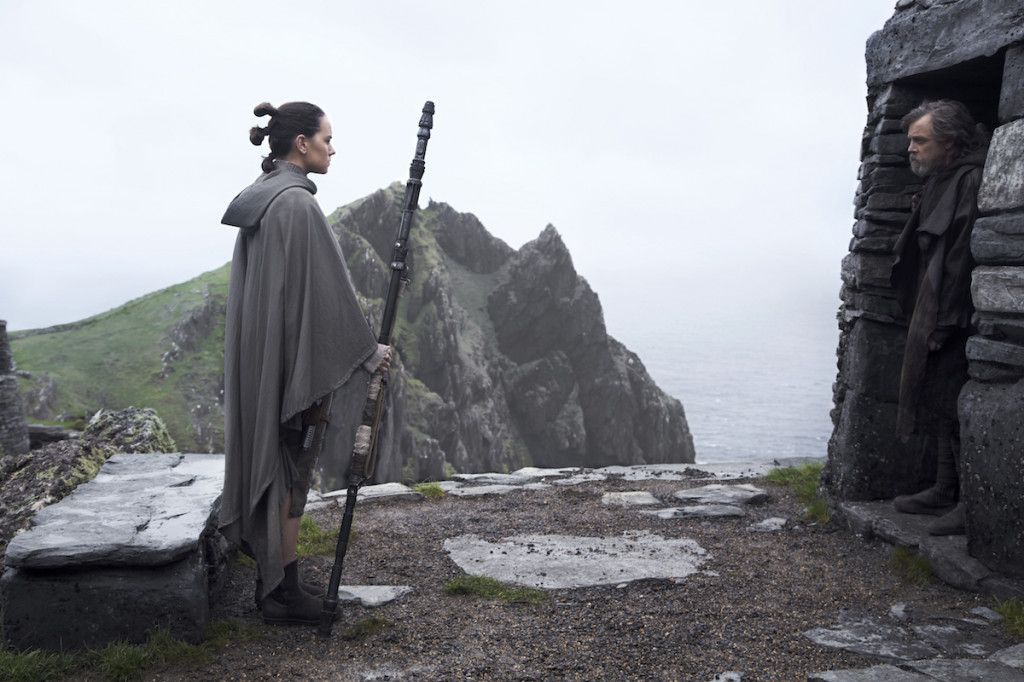 Daisy Ridley dan Mark Hamill dalam Star Wars The Last Jedi (disney-lucasfilm)