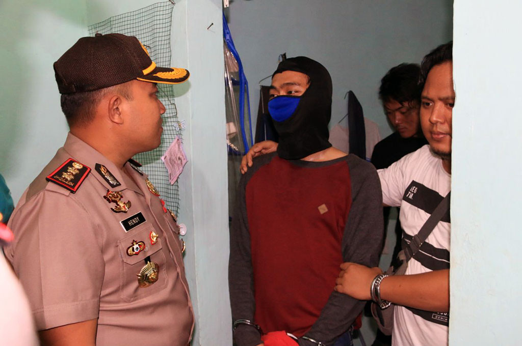 Pelaku pembunuhan disertai mutilasi dan pembakaran seorang wanita di Dusun Ciranggon, Desa Ciranggon, Kecamatan Majalaya, Karawang, Jawa Barat -- dok. Polda Jabar