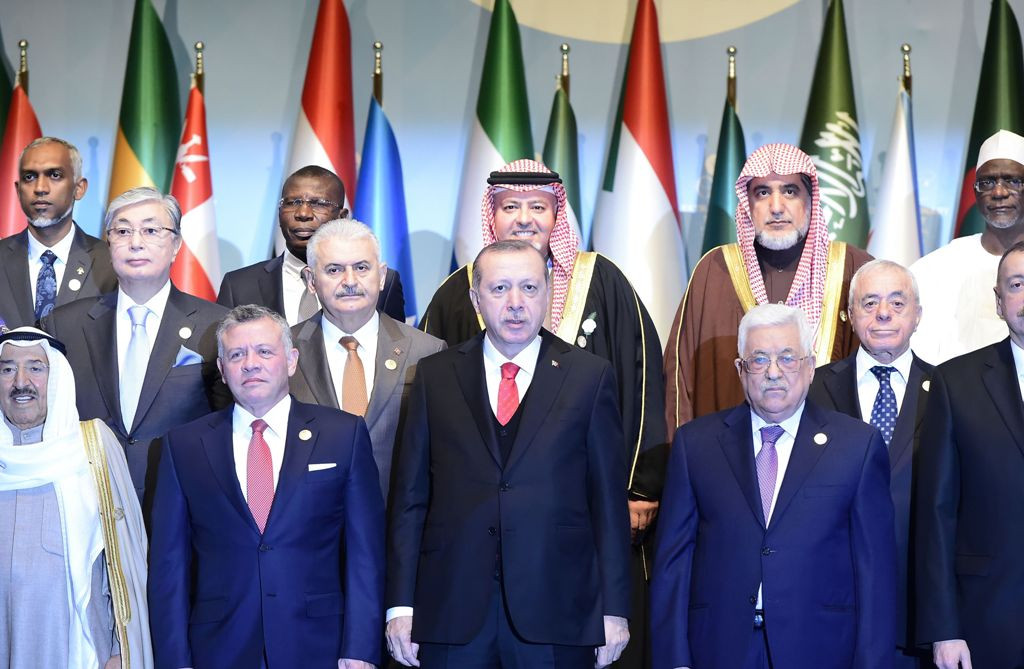 Para pemimpin negara anggota OKI dalam pembukaan KTT Luar Biasa OKI di Istanbul, Turki (Foto: AFP).
