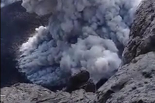 Warga Naik ke Kawah Gunung Agung Kembali Bikin Heboh