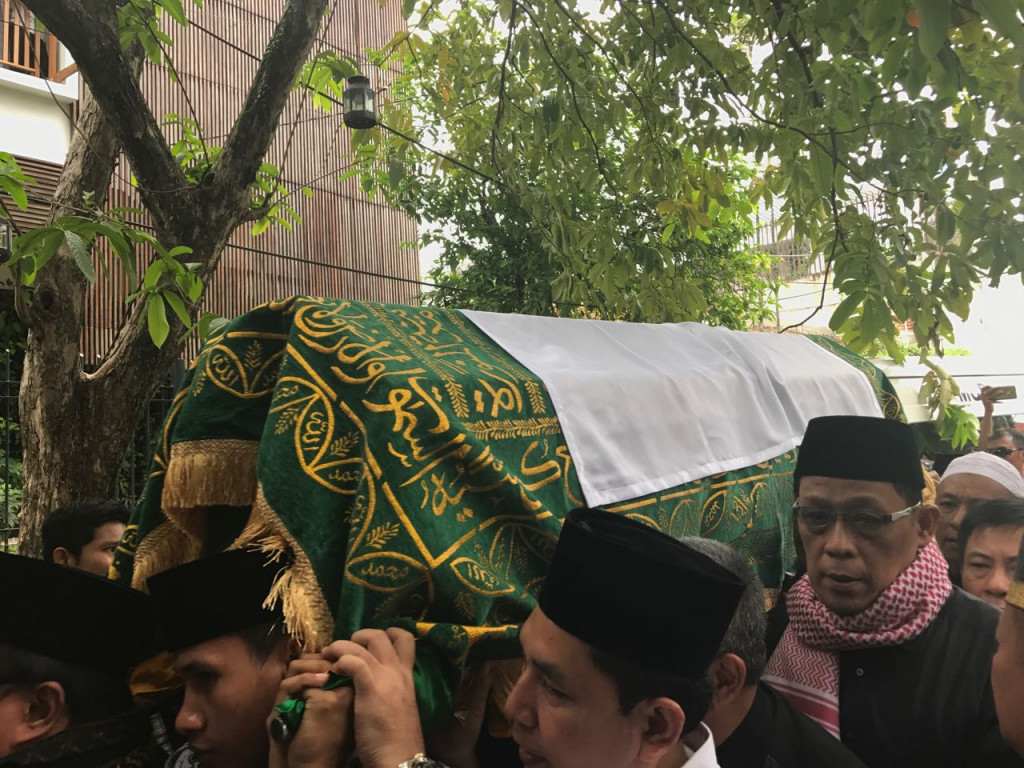 Jenazah anggota DPD AM Fatwa tiba di rumah duka. Foto: Medcom.id/Haifa Salsabila.