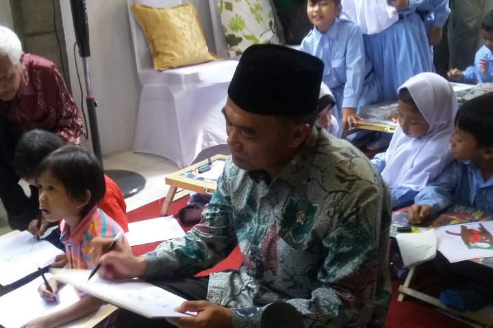 Mendikbud Menggambar Bareng Anak SD di Museum Tino Sidin