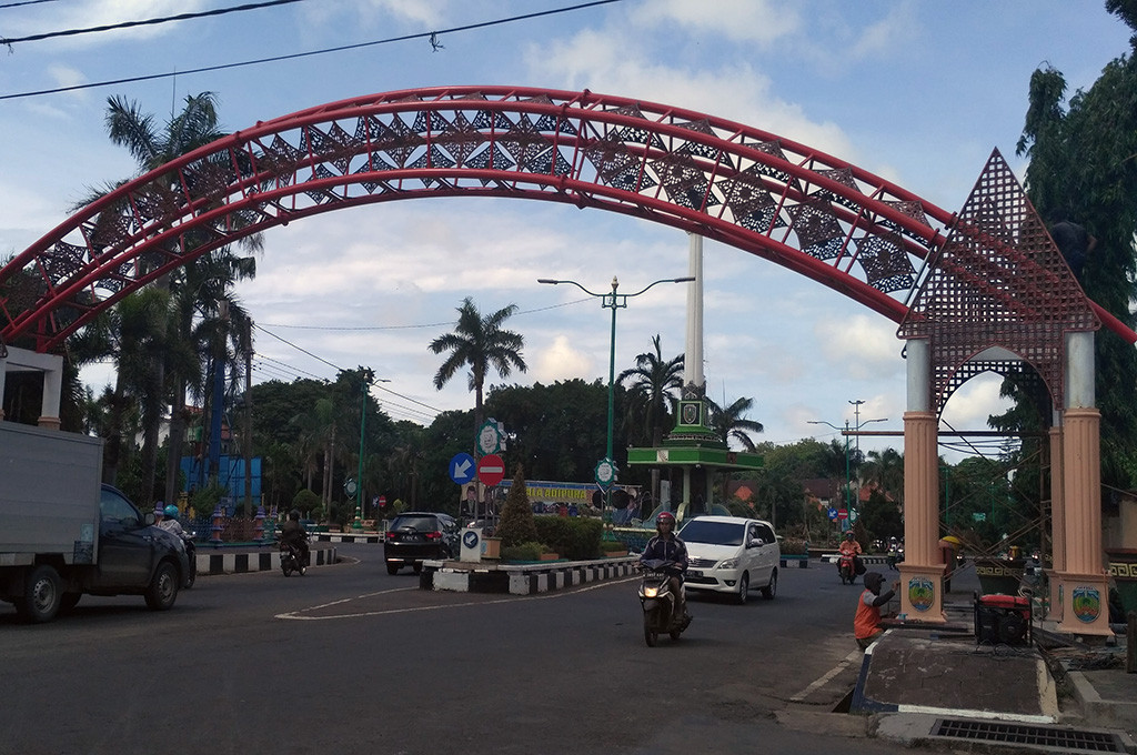 Pekerja menyelesaikan pekerjaan penataan Jalan Kartini di Jepara, Jawa Tengah -- medcom.id/Rhobi Shani