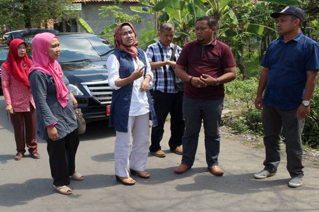 Bupati Brebes Idza Priyanti saat memantau proyek pekerjaan jalan yang merupakan bagian pembangunan infrastruktur di Brebes, Jawa Tengah -- medcom.id/Kuntoro Tayubi