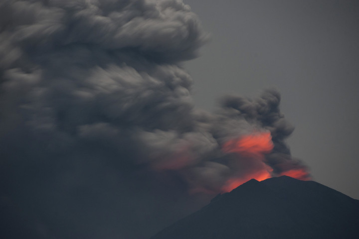 Gunung Agung Keluarkan Sinar Lava Tiap Hari