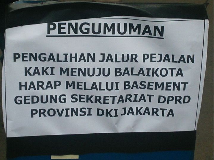 Gedung DPRD DKI Rusak, Arus Pejalan Kaki Sempat Dialihkan