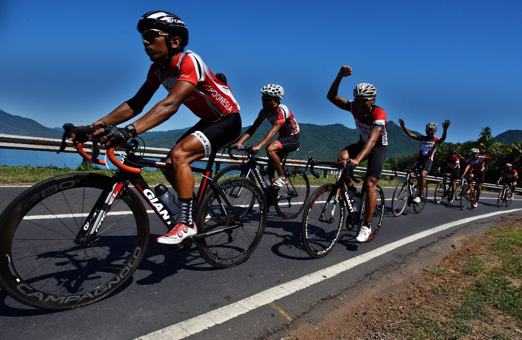 Pembalap sepeda Timnas Indonesia dan Prima Indonesia melakukan latihan jelang etape pertama Tour de Flores di Larantuka, Flores Timur, NTT. (ANTARA FOTO/ Wahyu Putro A)