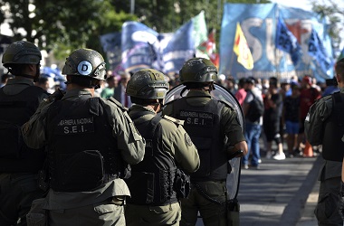 Demo Pensiun di Argentina Ricuh, Polisi Tembakkan Peluru Karet