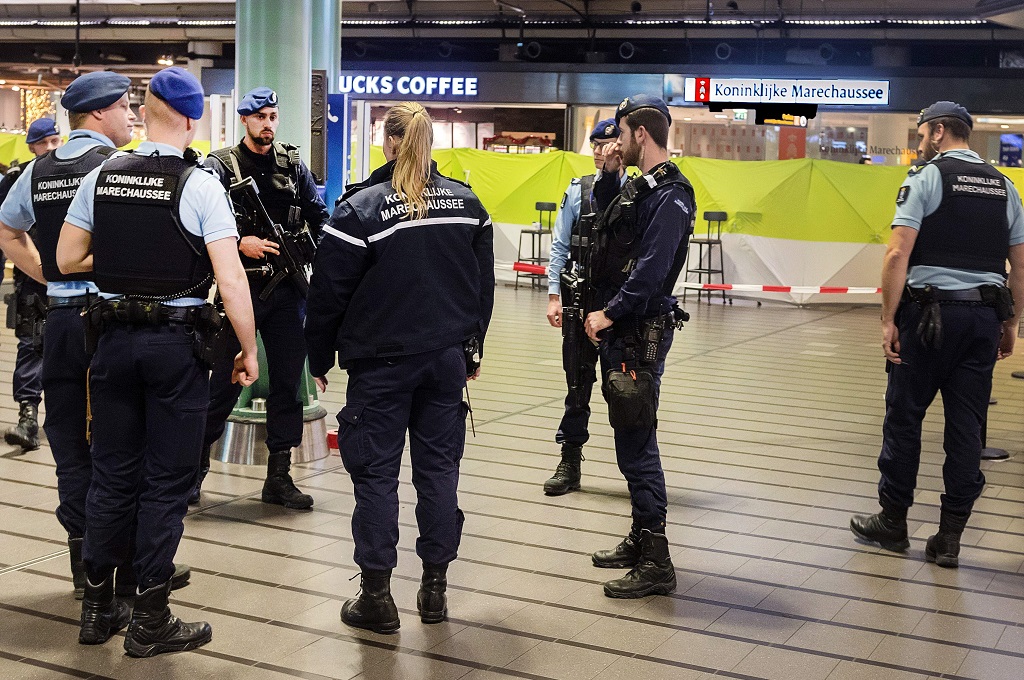 Polisi bersiaga di Bandara Schiphol usai menangani seorang pria berpisau, 15 Desember 2017. (Foto: AFP/EVERT ELZINGA)
