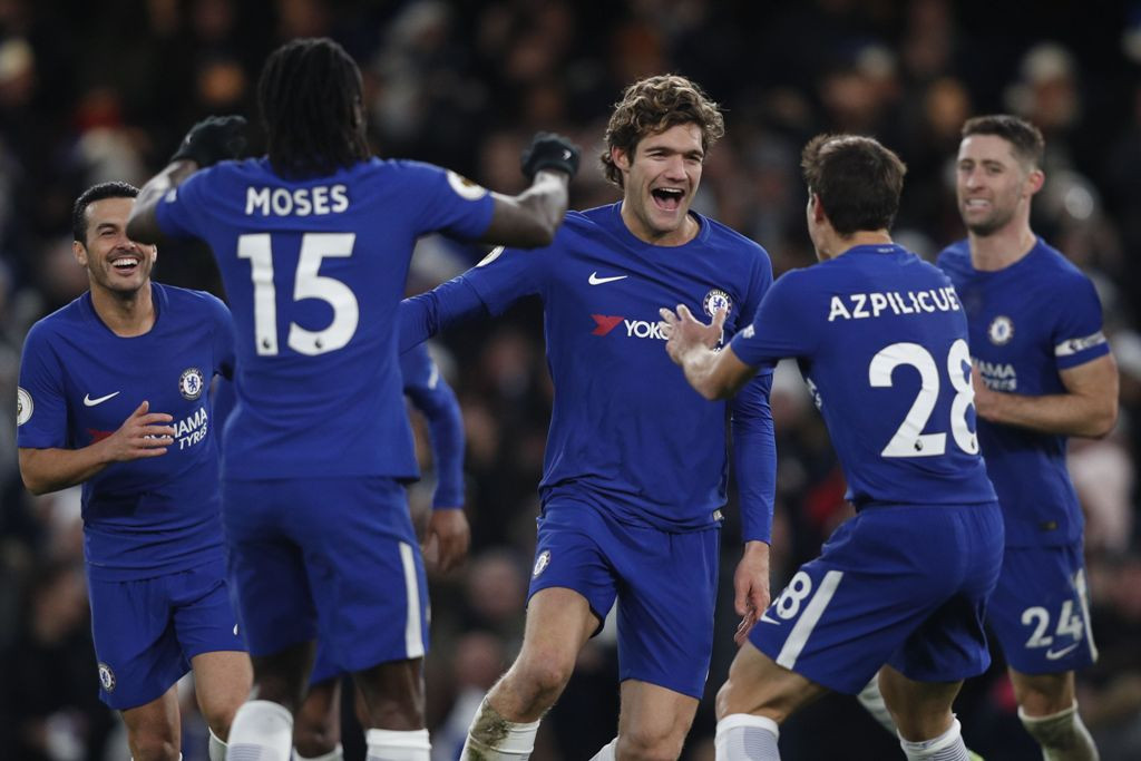 Selebrasi gol Marcos Alonso. (AFP PHOTO / Adrian DENNIS)