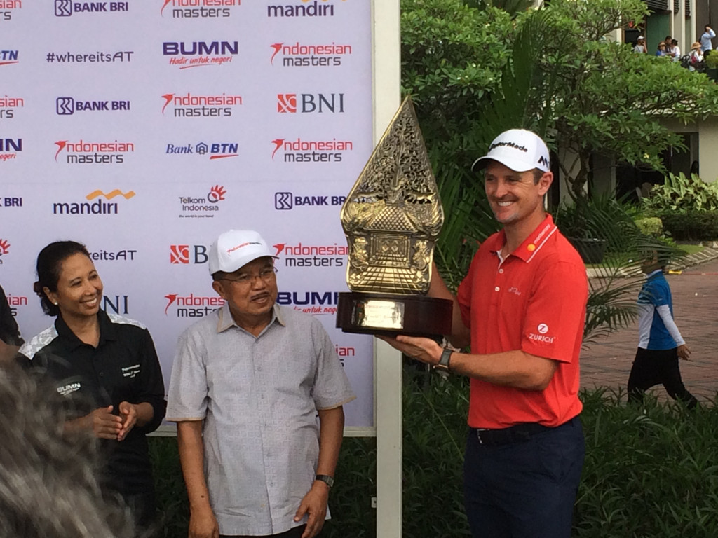 Justin Rose memegang trofi Indonesian Masters (Foto: Gregah/Medcom-id)