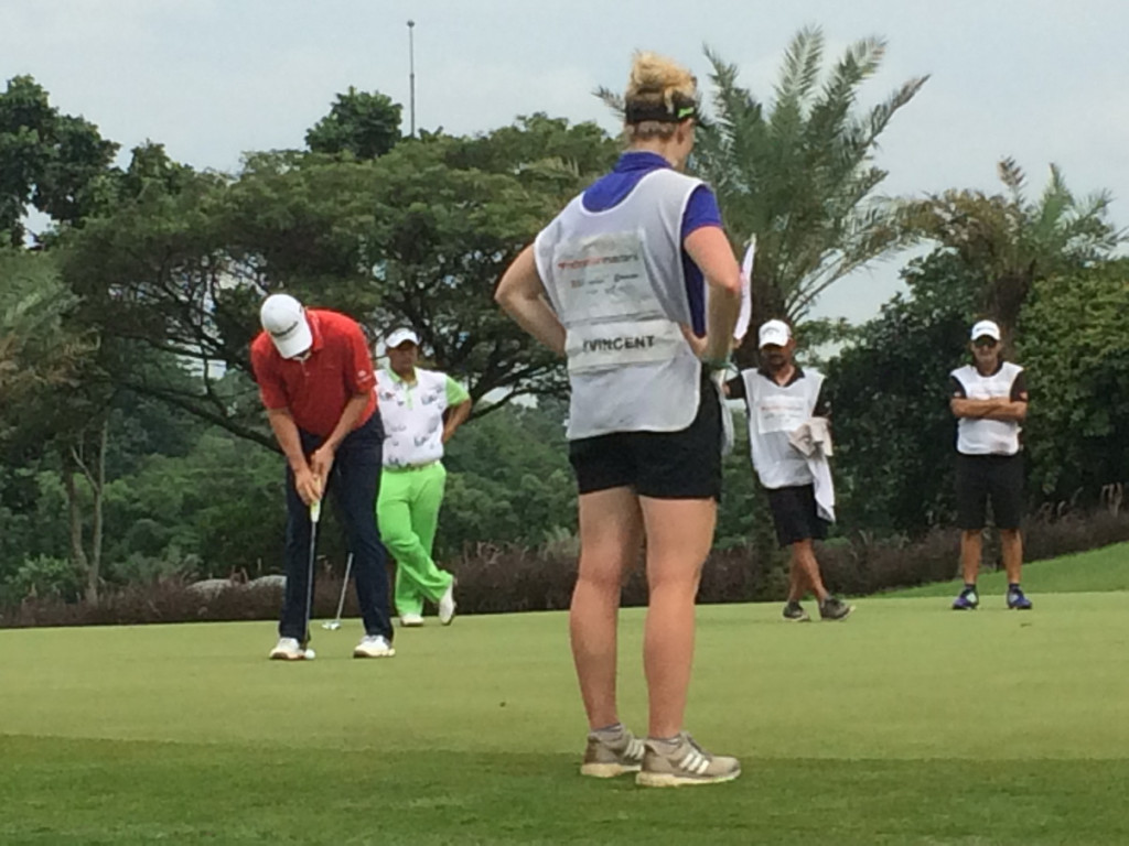 Justin Rose (merah) memukul bola di green pada hole 15. (Foto: Gregah/Medcom-id)
