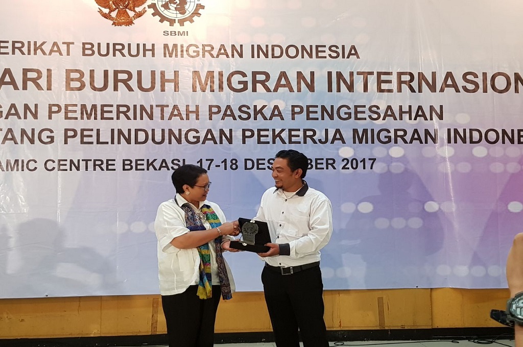 Menlu Retno menerima penghargaan dari SBMI di Islamic Center Bekasi, Jawa Barat, Minggu 17 Desember 2017. (Foto: Kemenlu RI)