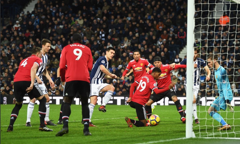 Momen Gareth Barry saat mencetak gol ke gawang United (Foto: Premier League)