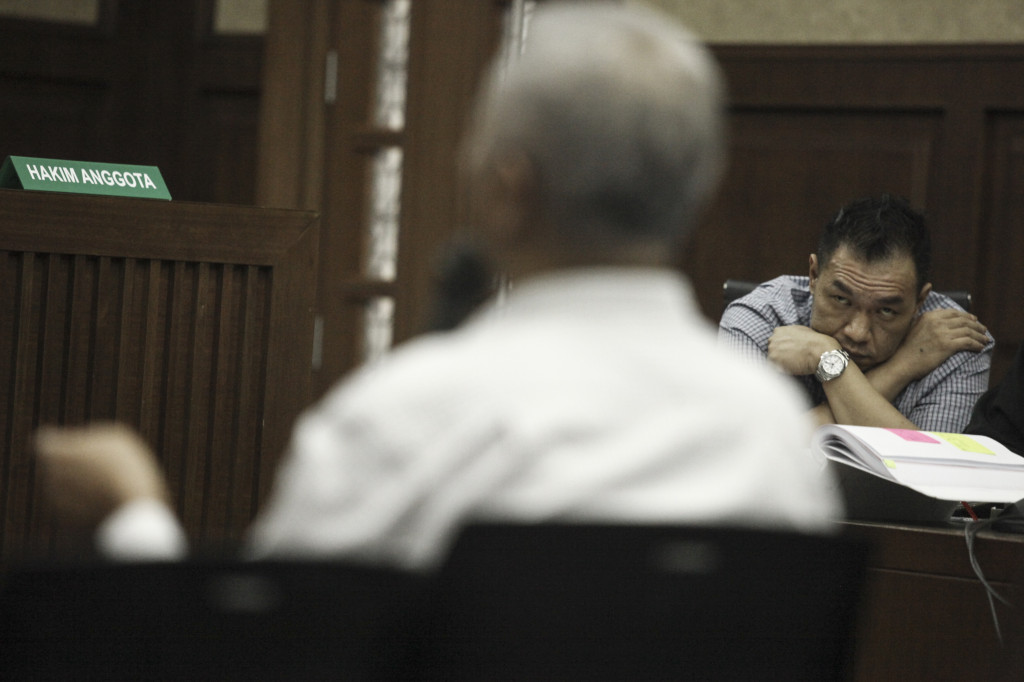 Terdakwa penyuap Direktur Jenderal Perhubungan Laut Antonius Tonny Budiono, Adi Putra Kurniawan (kanan) mendengarkan keterangan saksi Dirjen Perhubungan Laut (nonaktif) Kemenhub Antonius Tonny Budiono - ANT/Muhammad Adimaja