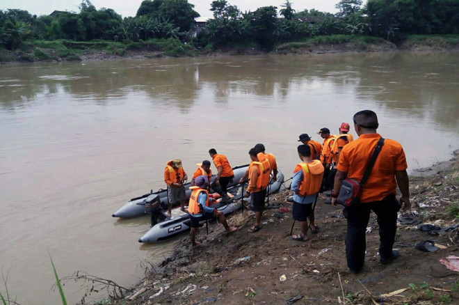 Tim Basarnas bersiap menyusuri sungai untuk mencari Ngatman -- medcom.id/Pythag Kurniati