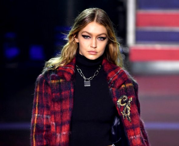 Begini Cara Memadukan Kalung dengan Turtleneck