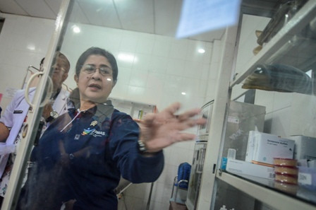 Cegah Difteri, Nila Moeloek Ingin Wisatawan Asing di Indonesia Diimunisasi