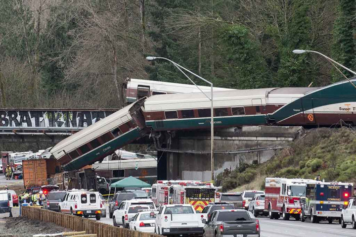 Kereta Amtrak Jatuh dari Jembatan, 6 Tewas