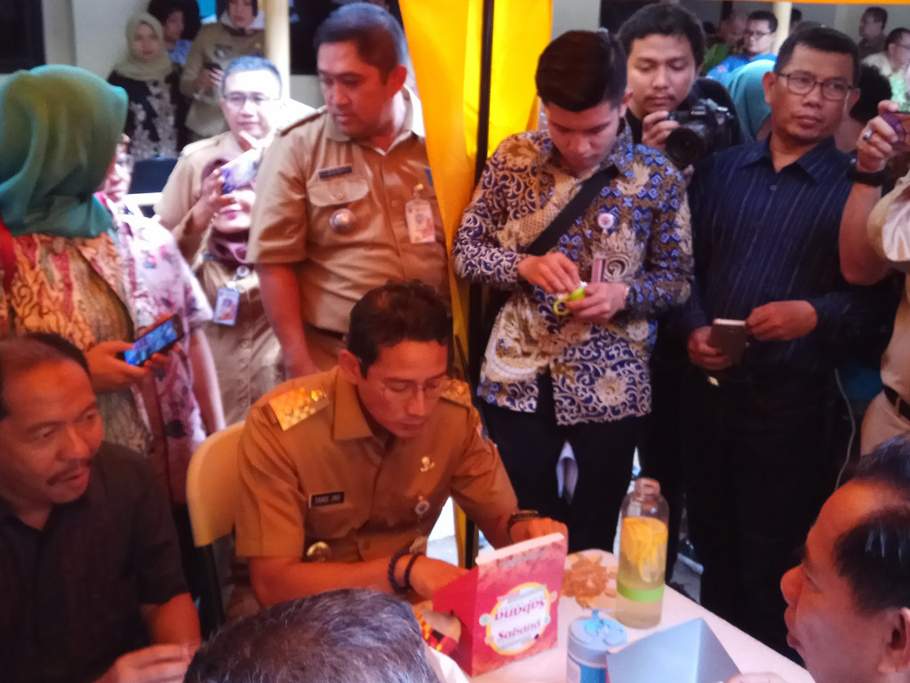 Wakil Gubernur DKI Jakarta Sandiaga Uno makan bersama setelah meresmikan gerai Sabana di Tanah Abang, Jakarta. Foto: Medcom.id/Whisnu Mardiansyah.