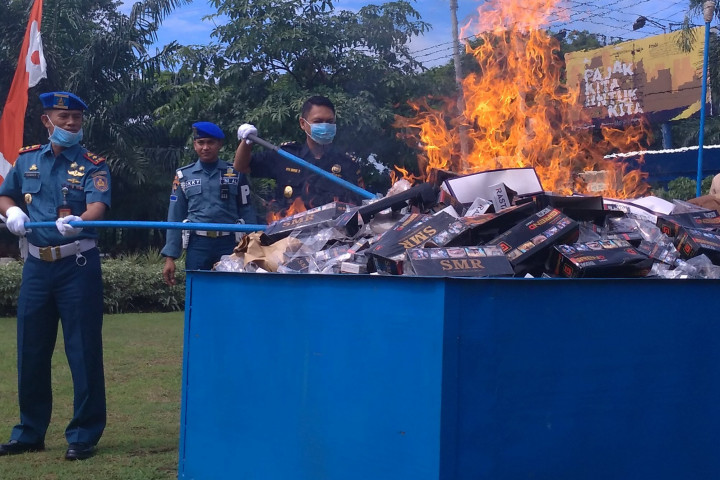 Bea Cukai Jatim Musnahkan 32 Juta Batang Rokok Ilegal