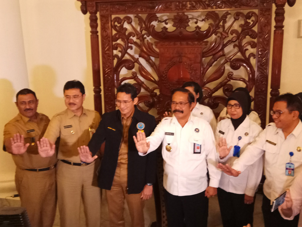 Wakil Gubernur Sandiaga Uno berfoto bersama usai bertemu BNNP DKI Jakarta. Foto: MTVN/Whisnu Mardiansyah.