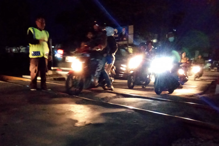 Cara Unik Warga Jaga Pintu Perlintasan Tak Resmi di Bandung