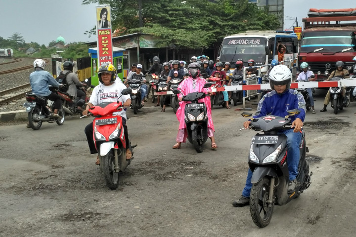 Warga Masih Anggap Sepele Menerobos Perlintasan Kereta