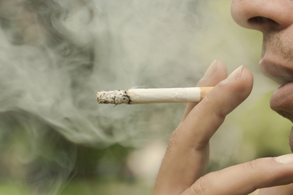 Rokok menjadi salah satu penyebab tingginya angka penderita penyakit kardiovaskular di Indonesia. (Foto: Shutterstock)