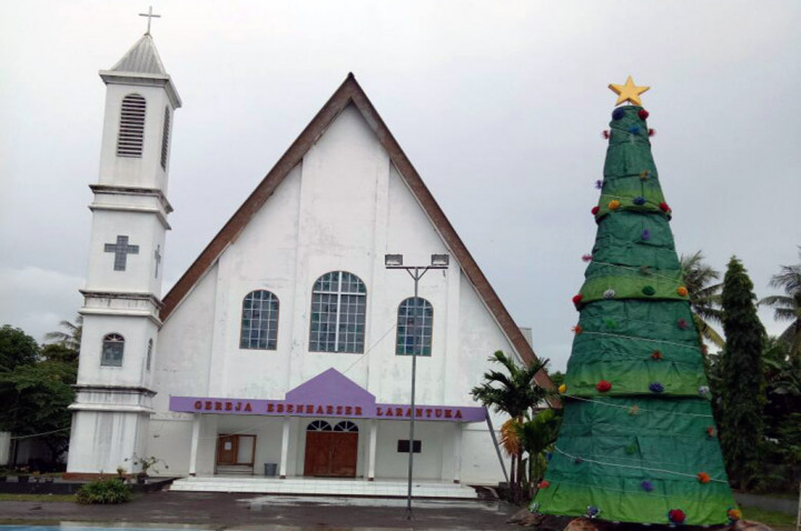 Semarak Pohon Terang dan Van Vare di Larantuka