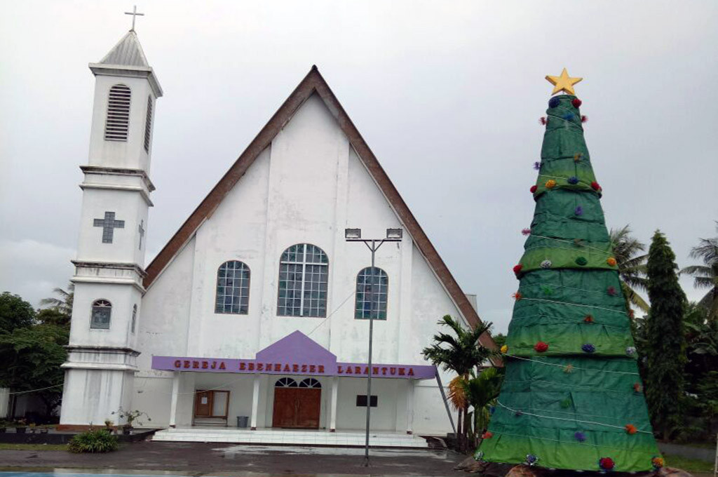Pohon terang memberikan cahaya kepada umat untuk meluruskan hati dan pikiran sambut Natal di Kota Reinha Larantuka, Kabupaten Flores Timur, NTT -- MI/Alexander P Taum