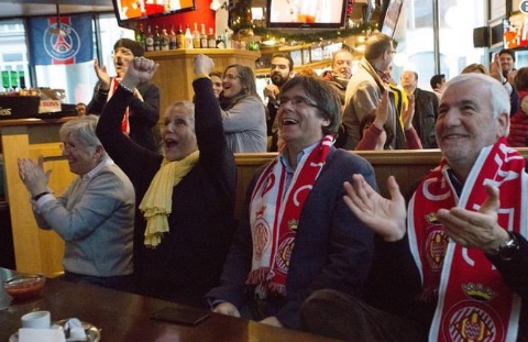 Carles Puigdemont (kedua dari kanan) yang sedang berada di Belgia. (Foto: Twitter @KRLS)