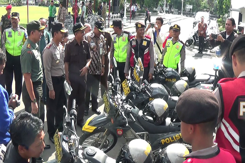Kapolres Kendal AKBP Adi Wijaya memeriksa kesiapan kendaraan bermotor untuk patroli keamanan perayaan Natal dan Tahun Baru -- medcom.id/Iswahyudi