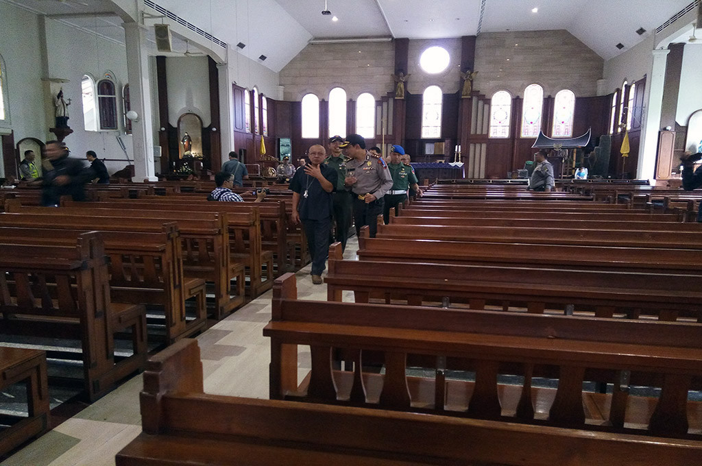 Kapolresta Surakarta AKBP Ribut Hari Wibawa saat meninjau persiapan gereja untuk perayaan Hari Natal -- medcom.id/Pythag Kurniati