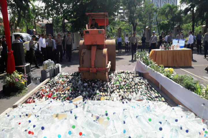 Hanya 10 Hari Polda Jatim Sita Ribuan Botol Miras
