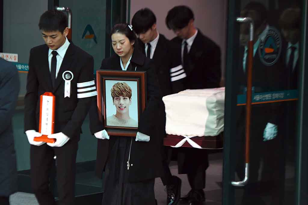 Isak Tangis Antar Jonghyun ke Peristirahatan Terakhir