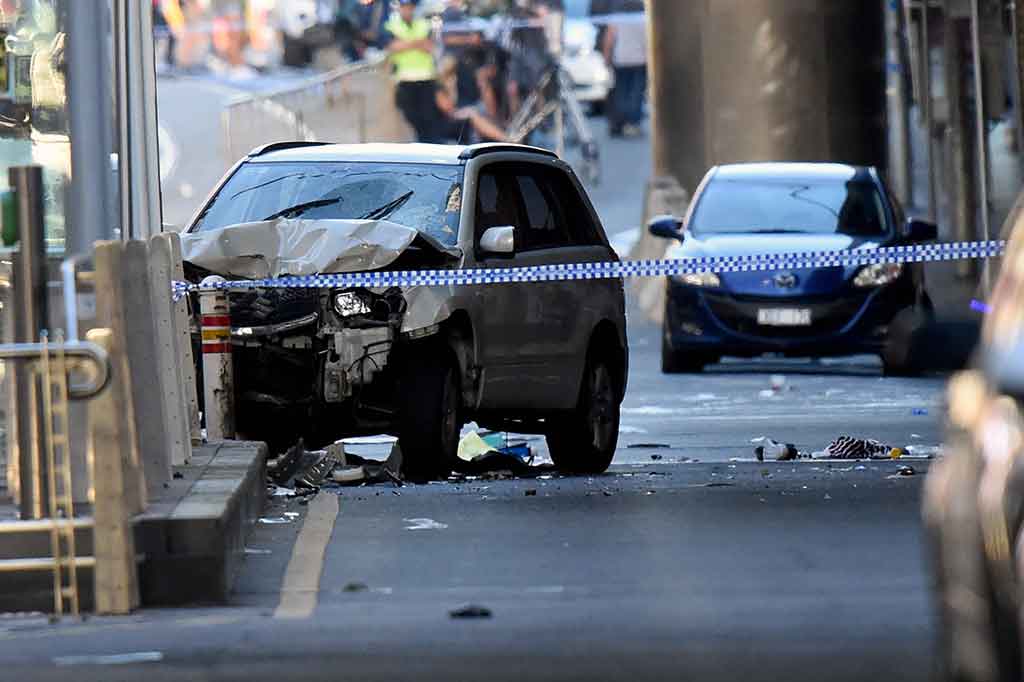 Mobil Tabrak Kerumunan Pejalan Kaki, 14 Terluka