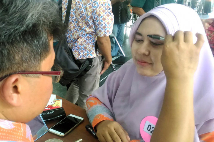 Keseruan saat Suami Merias Istri